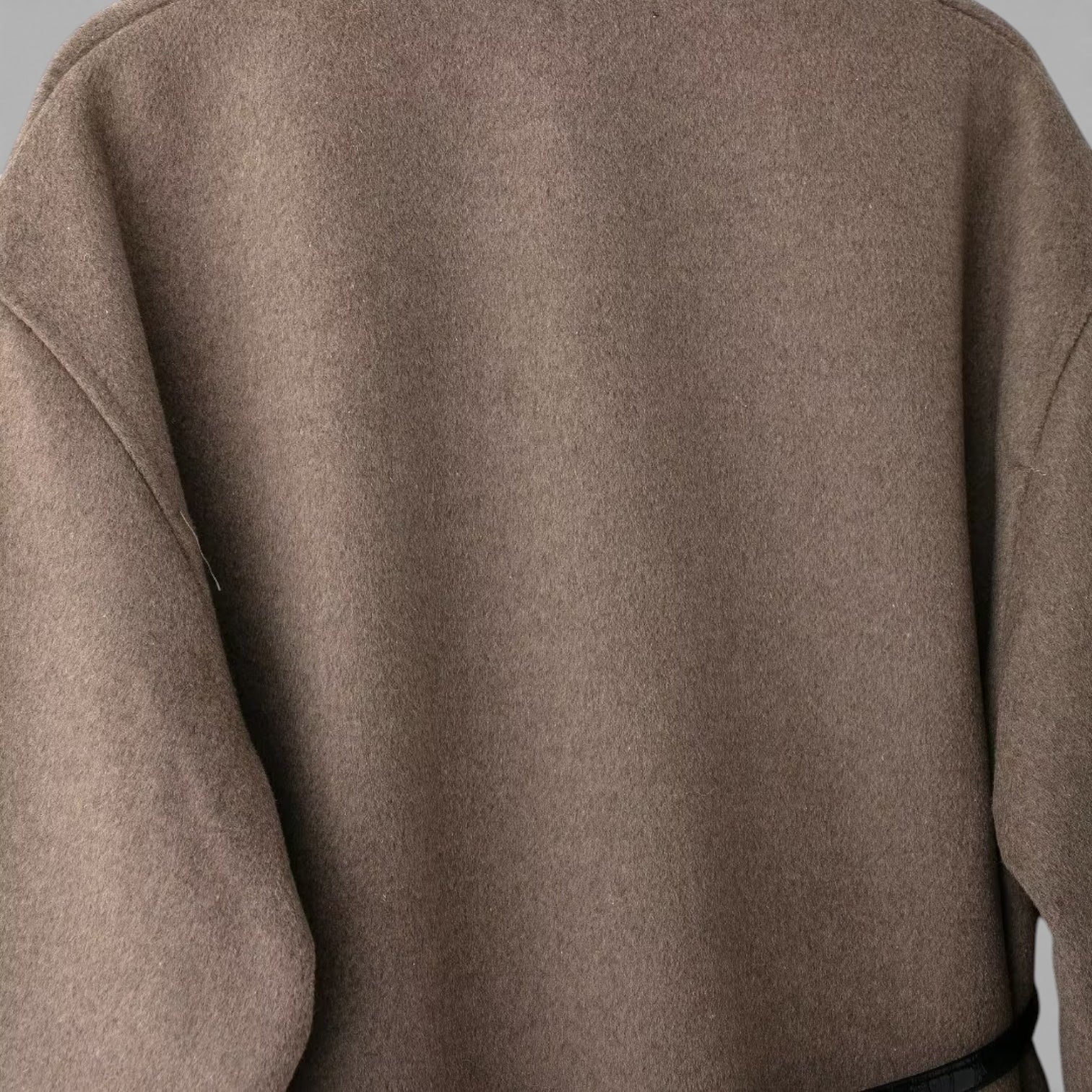 Cardigan croisé minimaliste pour femmes avec ceinture en cuir végétalien