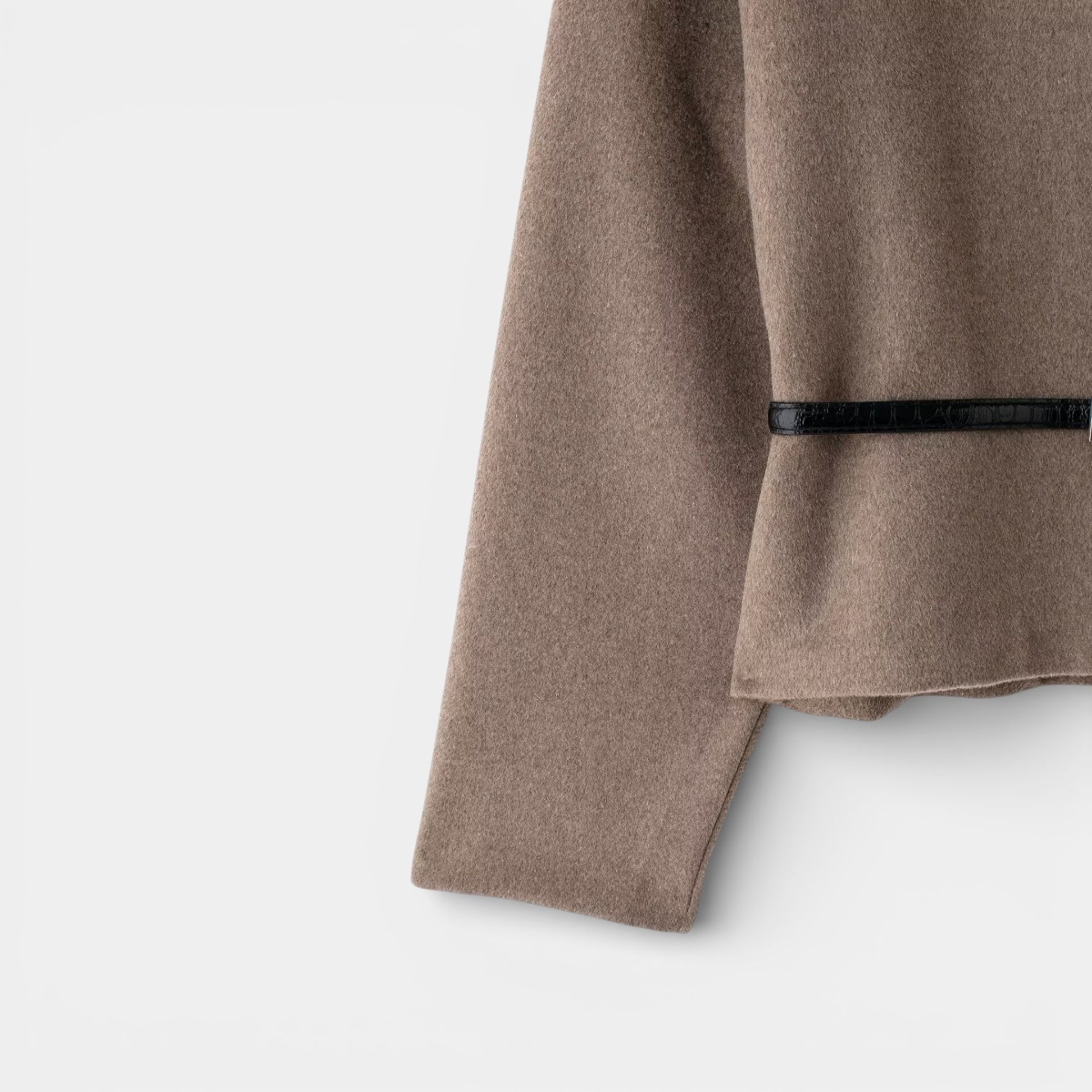Cardigan croisé minimaliste pour femmes avec ceinture en cuir végétalien