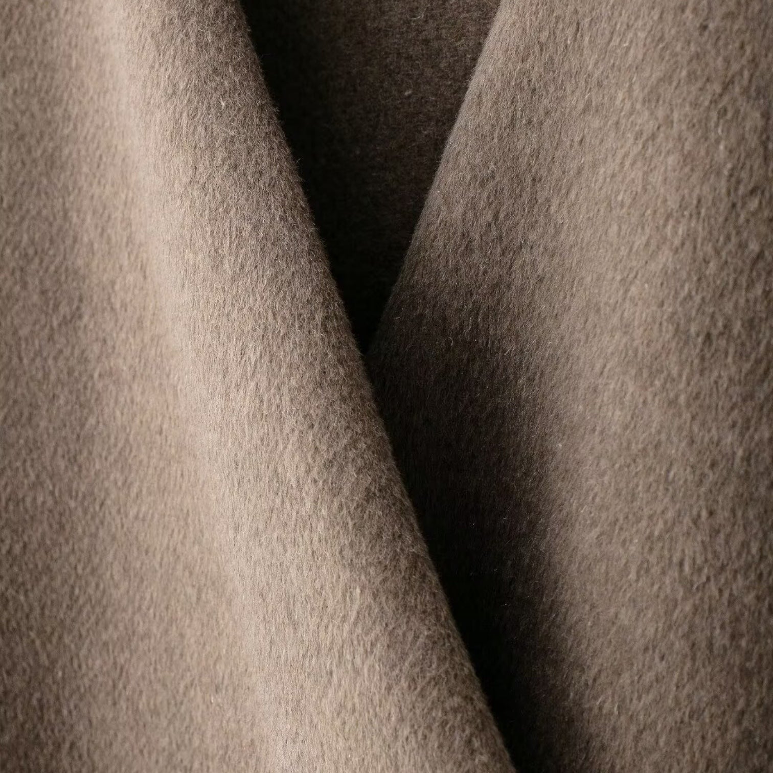 Cardigan croisé minimaliste pour femmes avec ceinture en cuir végétalien