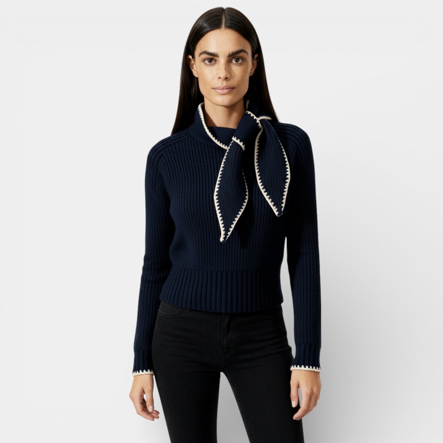 Pull en maille côtelée à col lavallière pour femme – coupe slim
