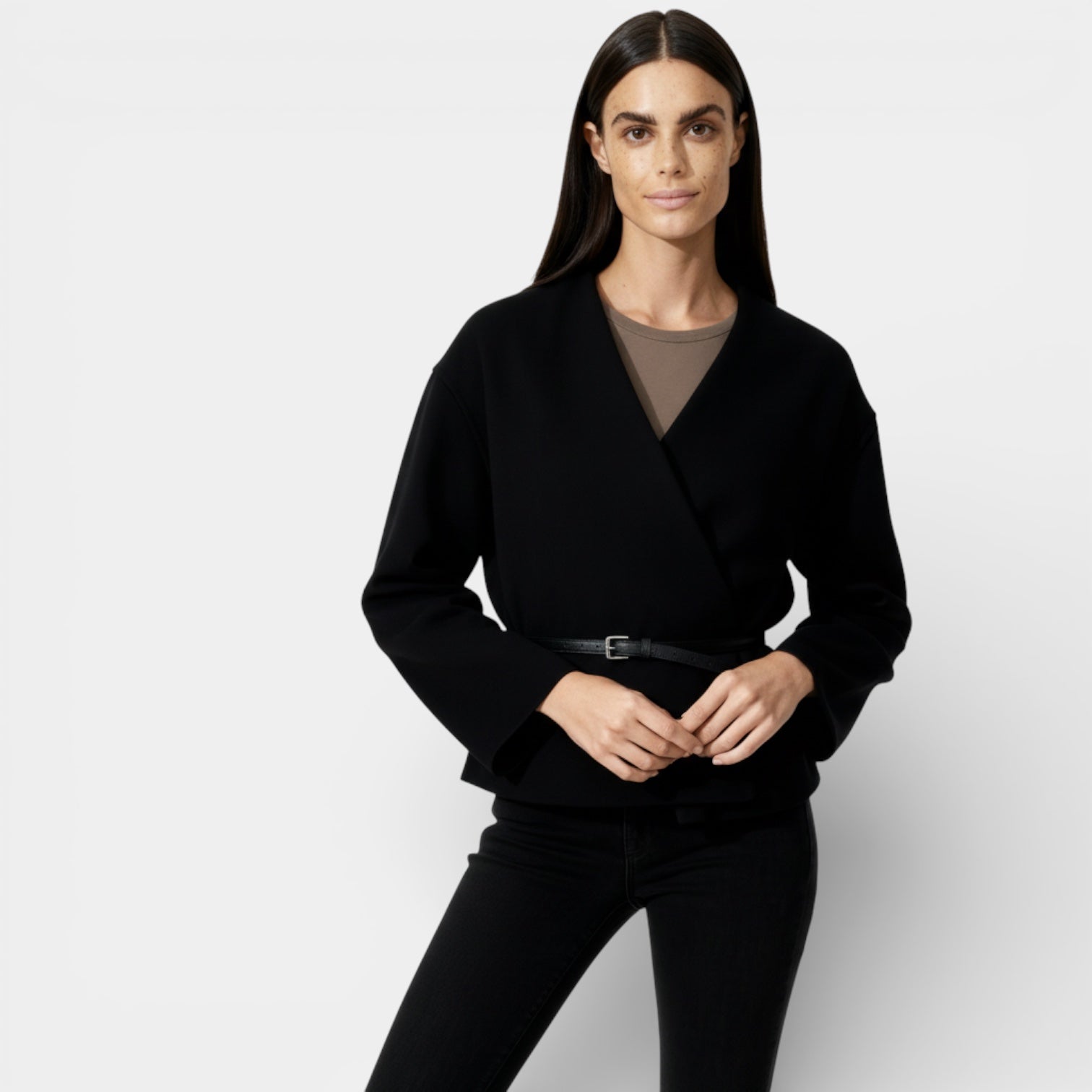 Cardigan croisé minimaliste pour femmes avec ceinture en cuir végétalien