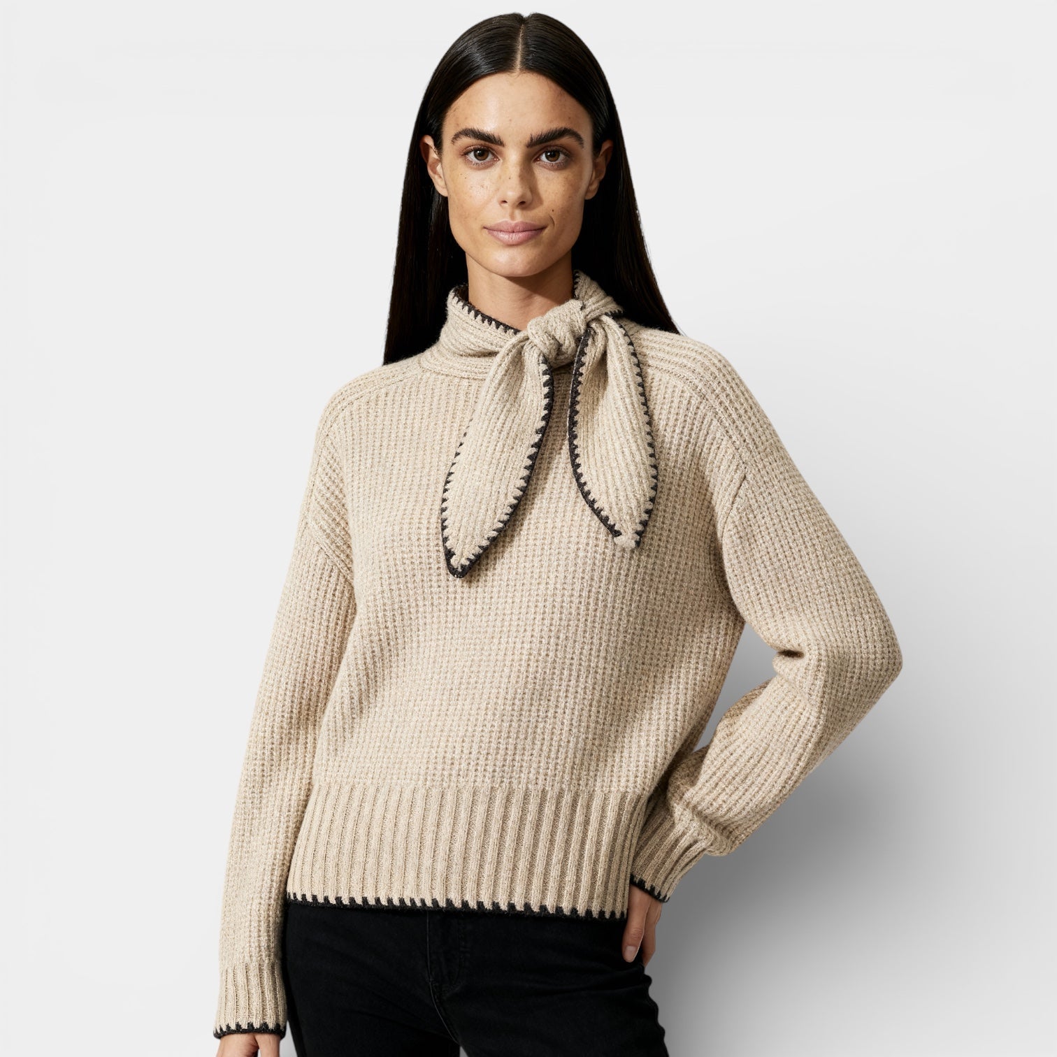 Pull en maille côtelée à col lavallière pour femme – coupe slim