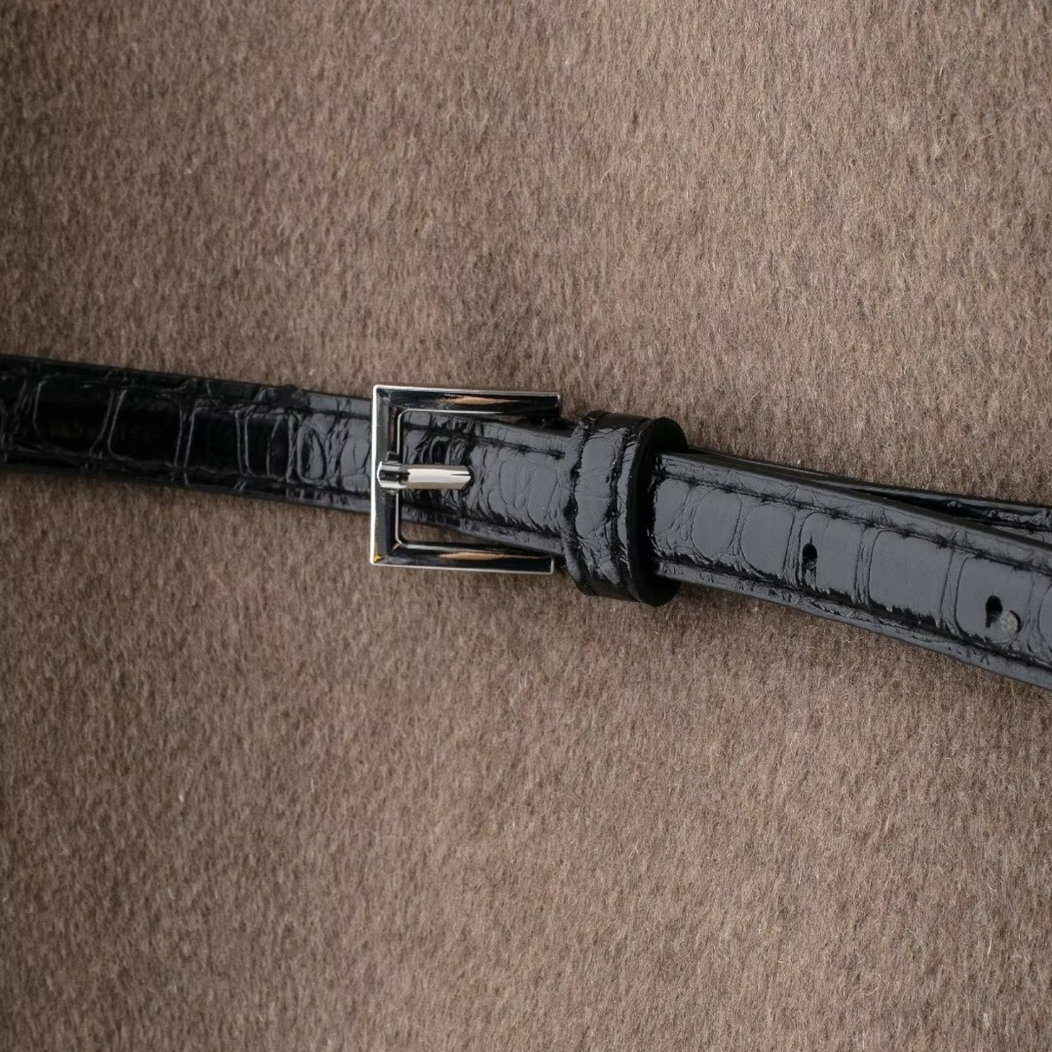 Cardigan croisé minimaliste pour femmes avec ceinture en cuir végétalien